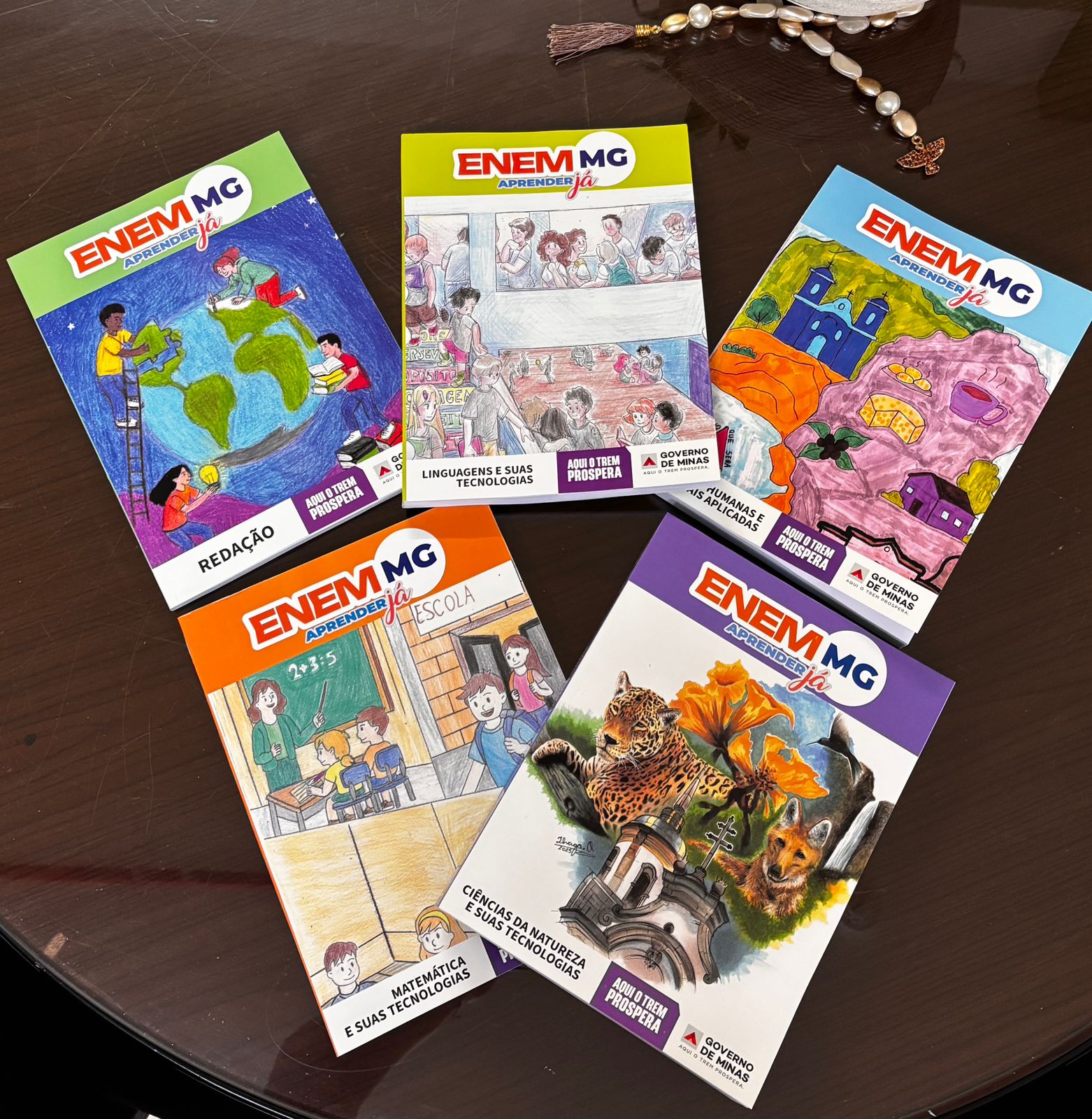 SRE Leopoldina recebe materiais do programa “ENEM MG Aprender Já” e organiza cronograma de entrega